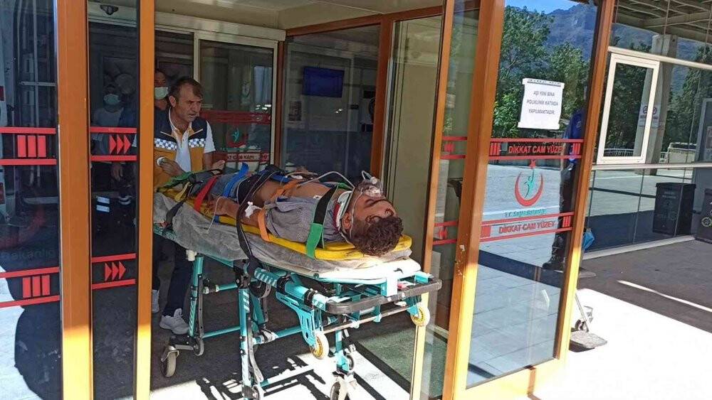 Saman balyası yüklü kamyondan tele takılıp düştü