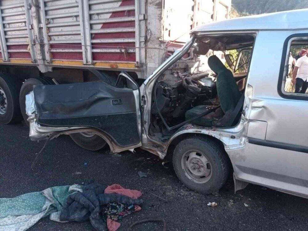 Tarım işçilerini taşıyan minibüs kaza yaptı: 1’i ağır 12 yaralı