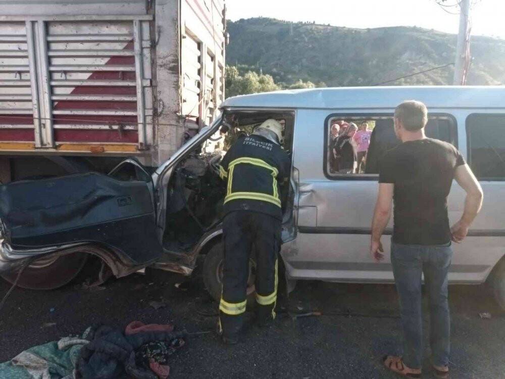 Tarım işçilerini taşıyan minibüs kaza yaptı: 1’i ağır 12 yaralı