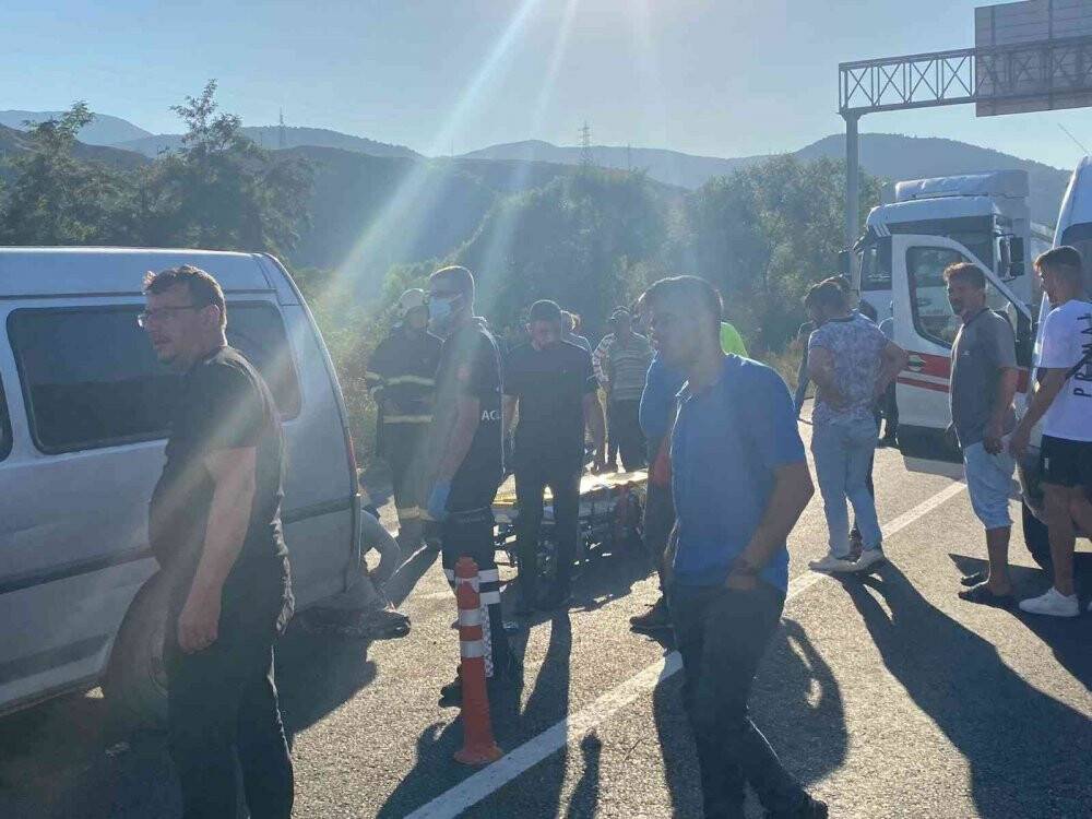 Tarım işçilerini taşıyan minibüs kaza yaptı: 1’i ağır 12 yaralı
