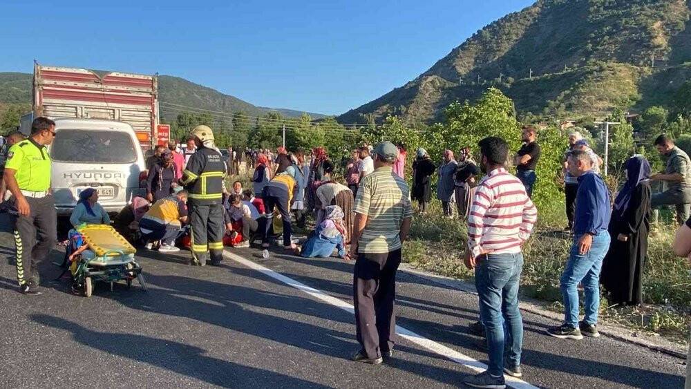 Tarım işçilerini taşıyan minibüs kaza yaptı: 1’i ağır 12 yaralı