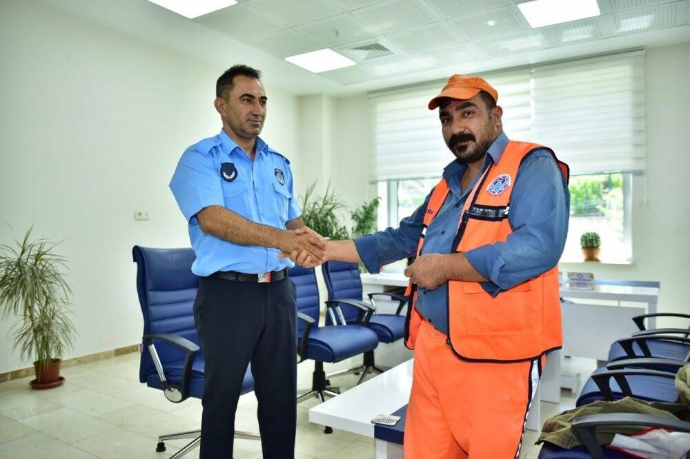 Temizlik personelinden örnek davranış