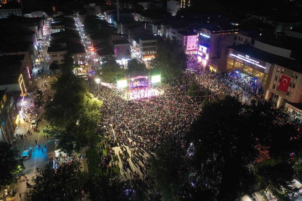 Yaprak festivali renkli görüntülerle başladı
