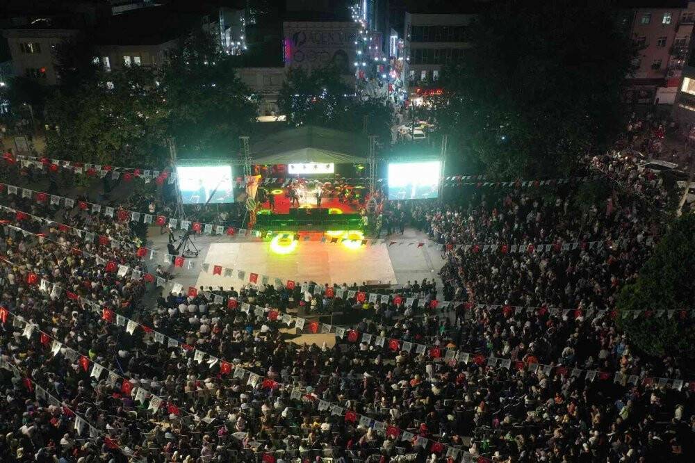 Yaprak festivali renkli görüntülerle başladı