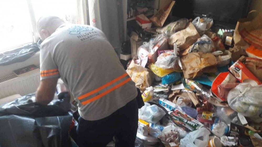 1 yıl boyunca çöp evde kilitli kalmış