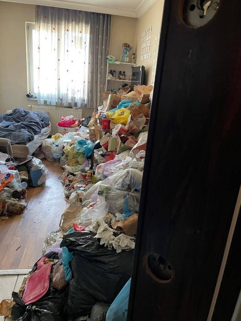 1 yıl boyunca çöp evde kilitli kalmış