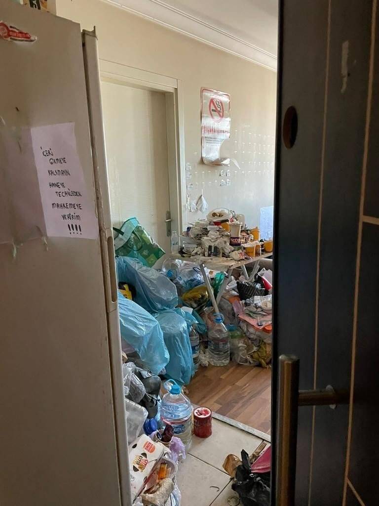 1 yıl boyunca çöp evde kilitli kalmış