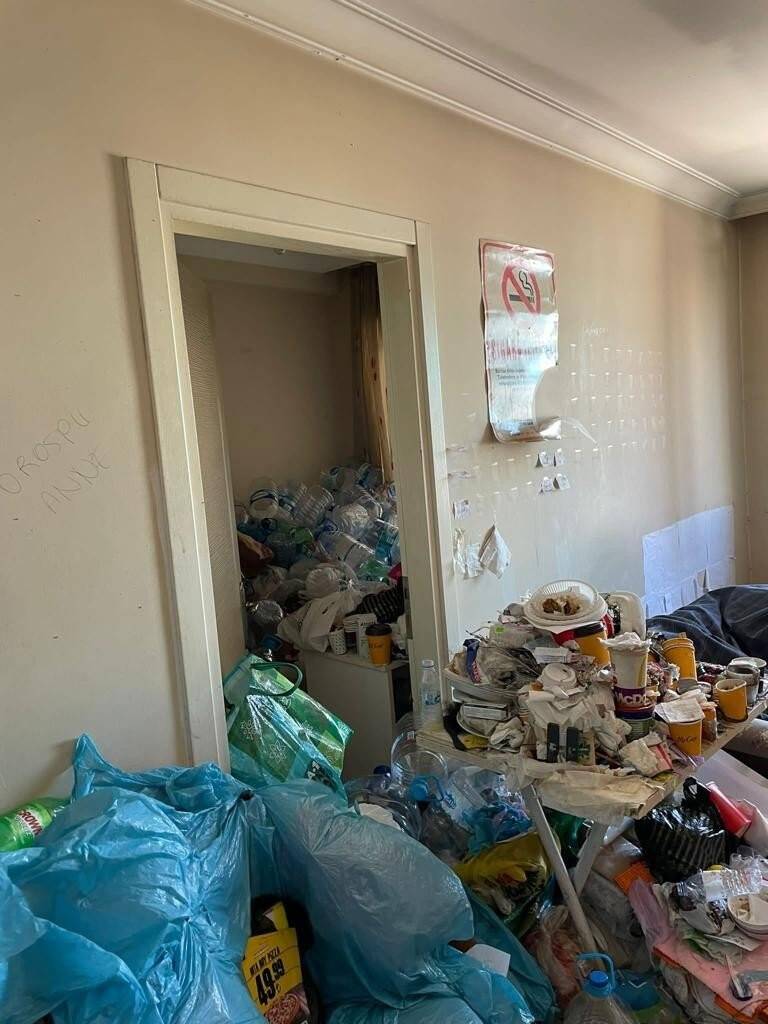 1 yıl boyunca çöp evde kilitli kalmış