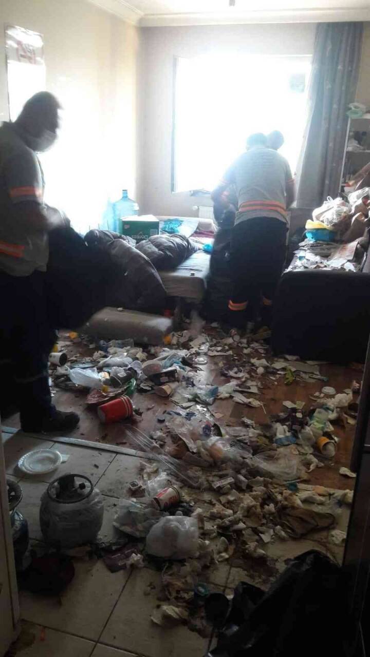 1 yıl boyunca çöp evde kilitli kalmış