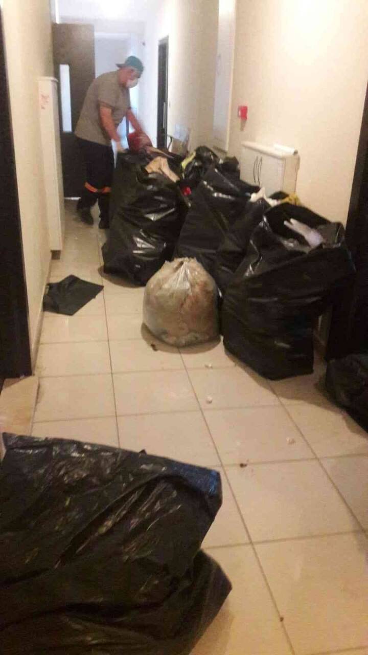 1 yıl boyunca çöp evde kilitli kalmış
