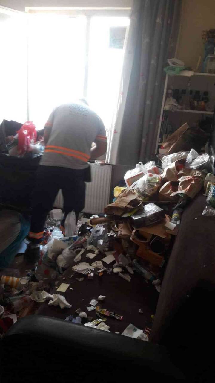 1 yıl boyunca çöp evde kilitli kalmış