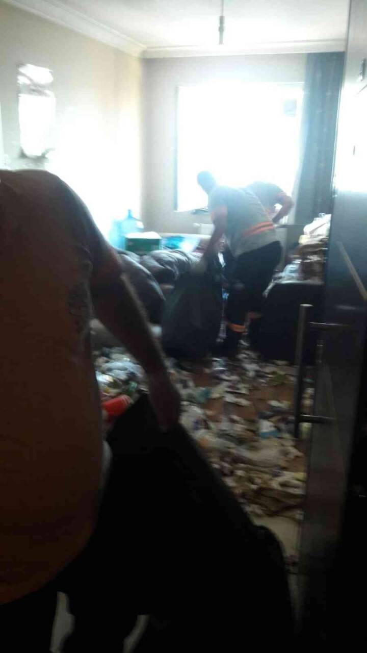 1 yıl boyunca çöp evde kilitli kalmış