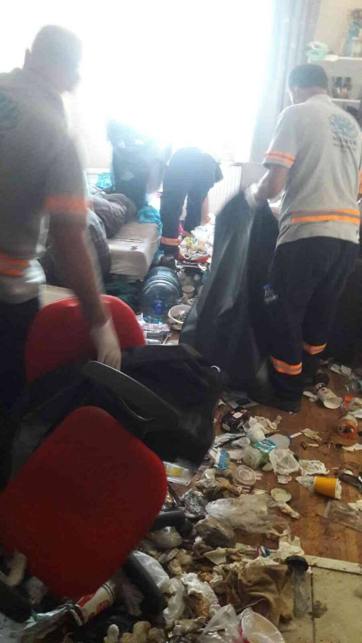 1 yıl boyunca çöp evde kilitli kalmış