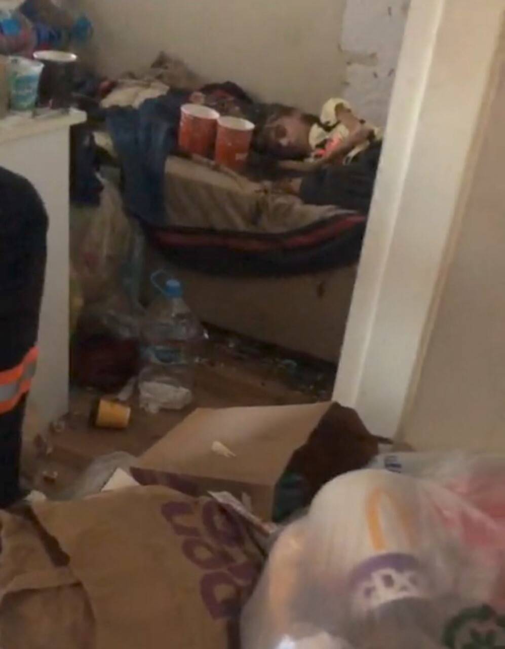 1 yıl boyunca çöp evde kilitli kalmış