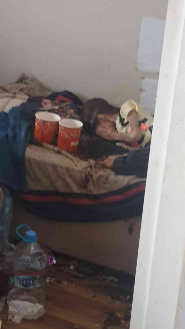 1 yıl boyunca çöp evde kilitli kalmış