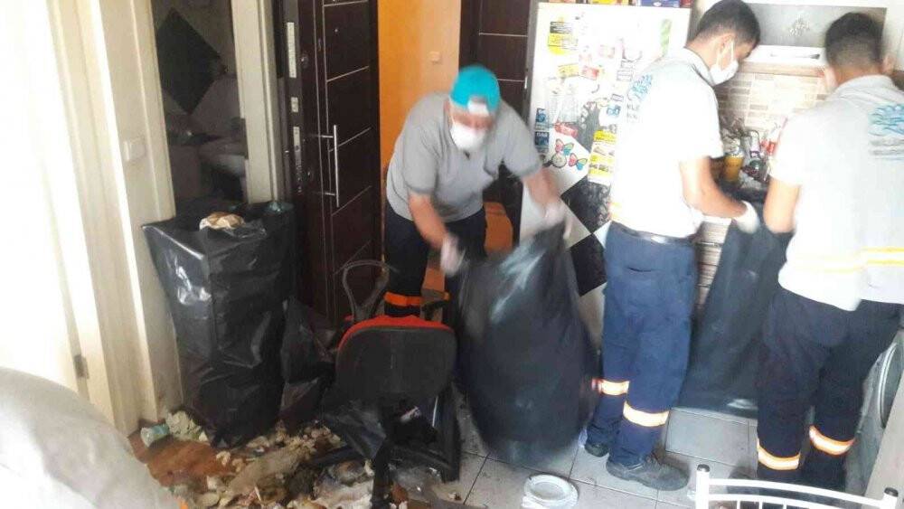 1 yıl boyunca çöp evde kilitli kalmış
