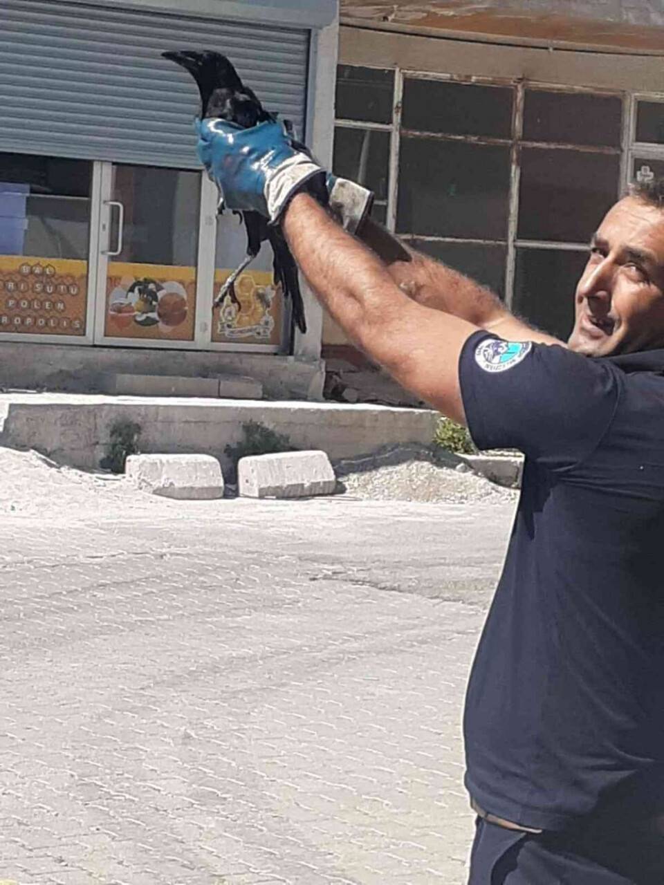 Ayağı sıkışan kargayı itfaiye kurtardı