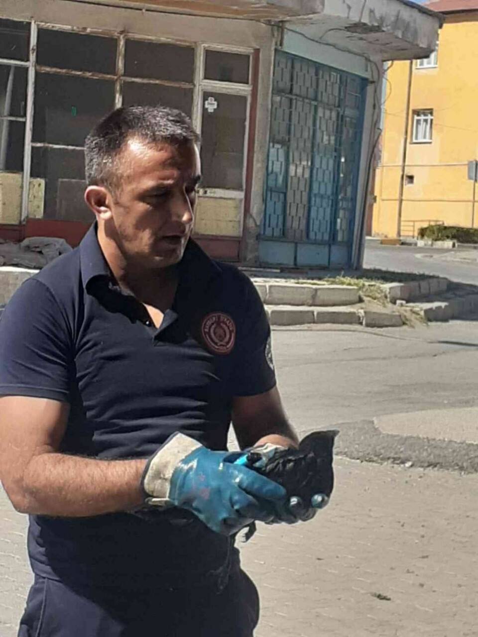 Ayağı sıkışan kargayı itfaiye kurtardı