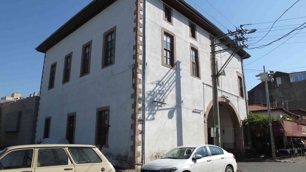 Balıkesir’de altından yol geçen 278 yıllık cami büyük ilgi çekiyor