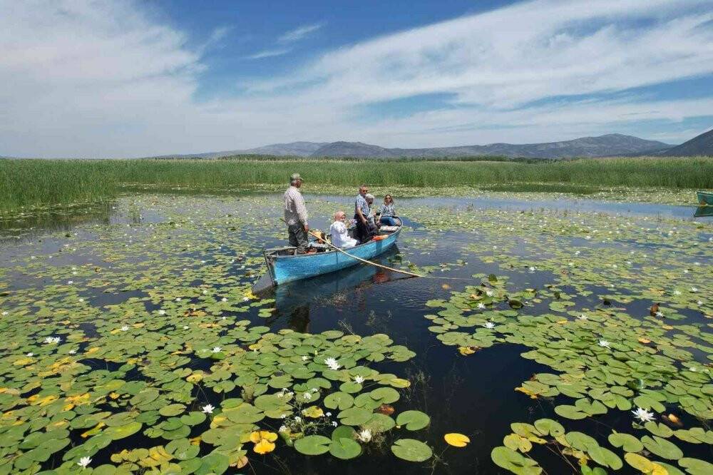 Güzelliğiyle kendine hayran bırakan Işıklı Gölü ziyaretçi akınına uğruyor