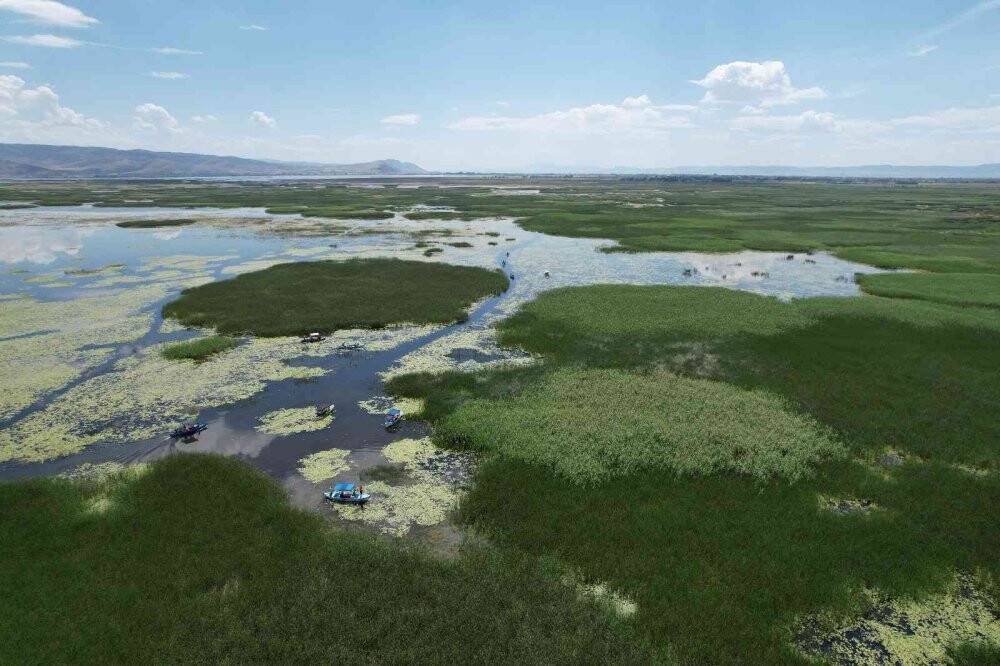 Güzelliğiyle kendine hayran bırakan Işıklı Gölü ziyaretçi akınına uğruyor