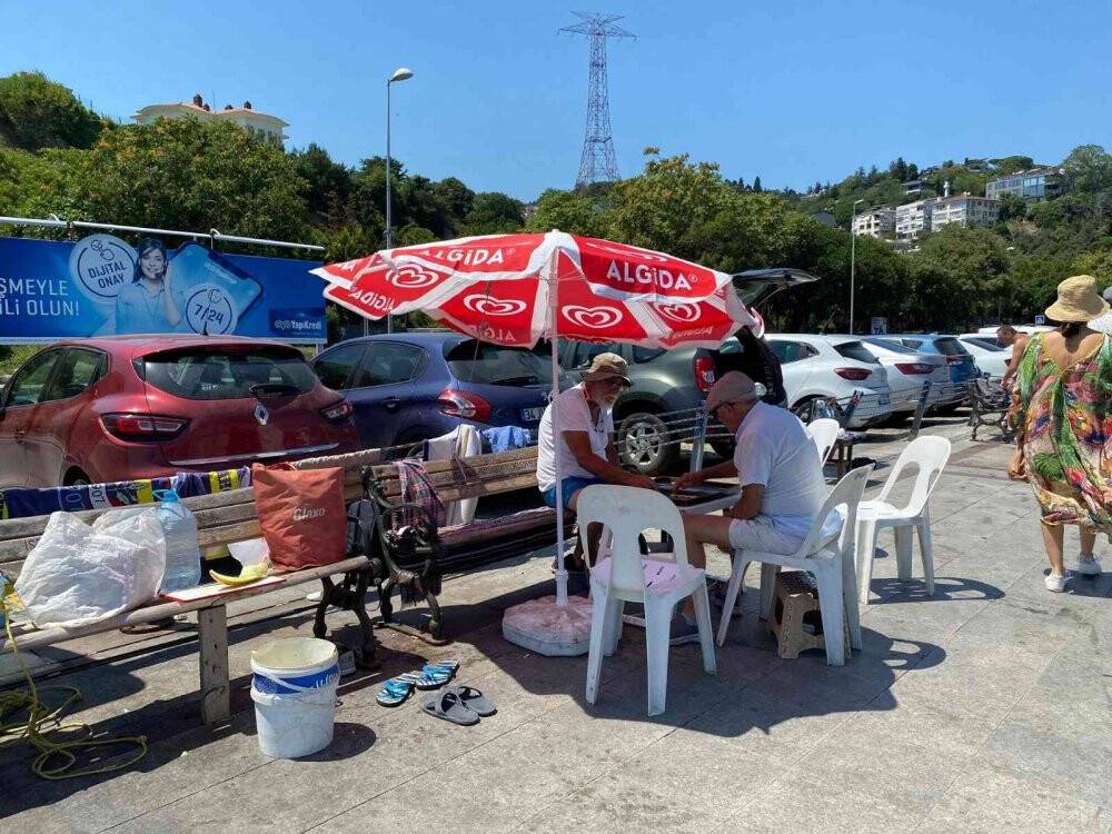 Sıcak havanın tadını sahile akın eden vatandaşlar çıkardı