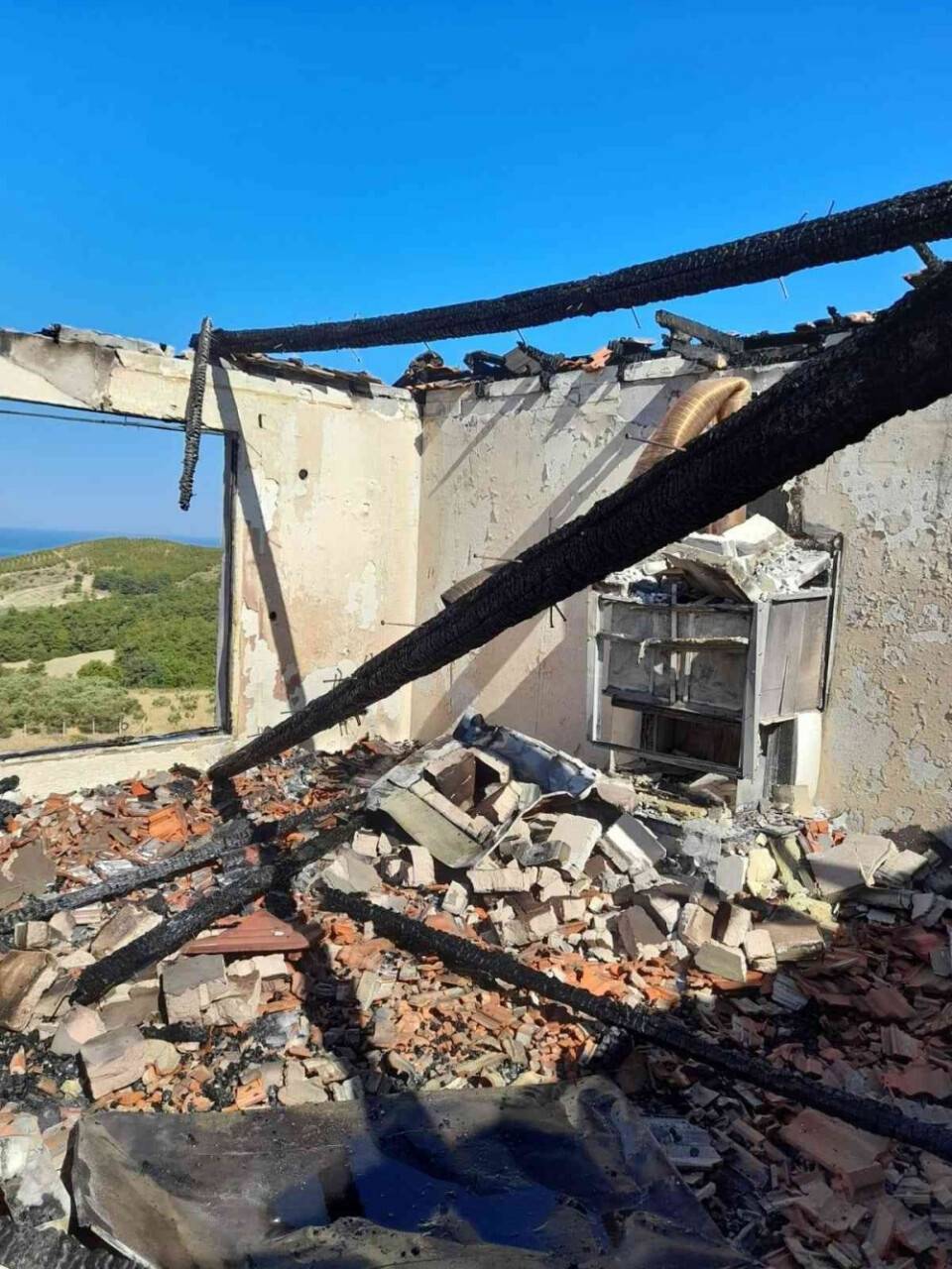 Yangında ev küle döndü