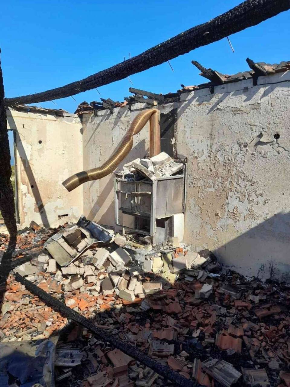 Yangında ev küle döndü