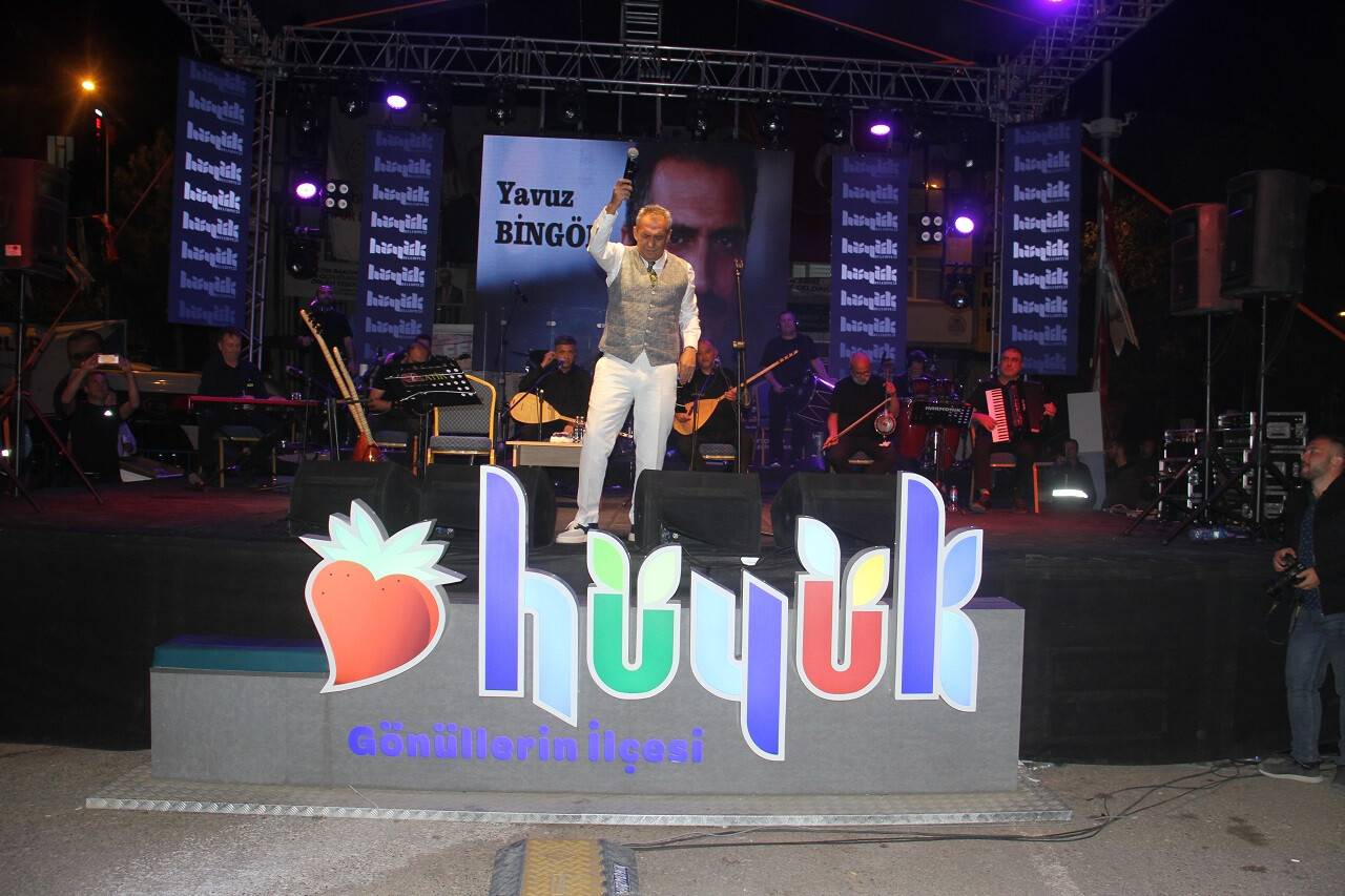 aa-20220725-28493789-28493787-huyukteki-genclik-festivali-yavuz-bingol-konseriyle-sona-erdi.jpg