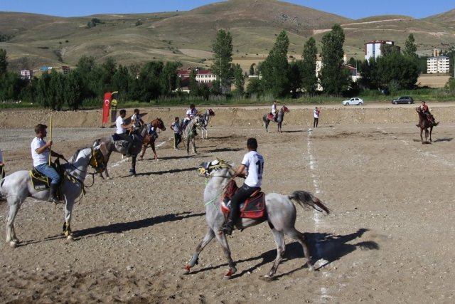 Cirit takımları bu kez Dede Korkut Şölenleri için at bindi