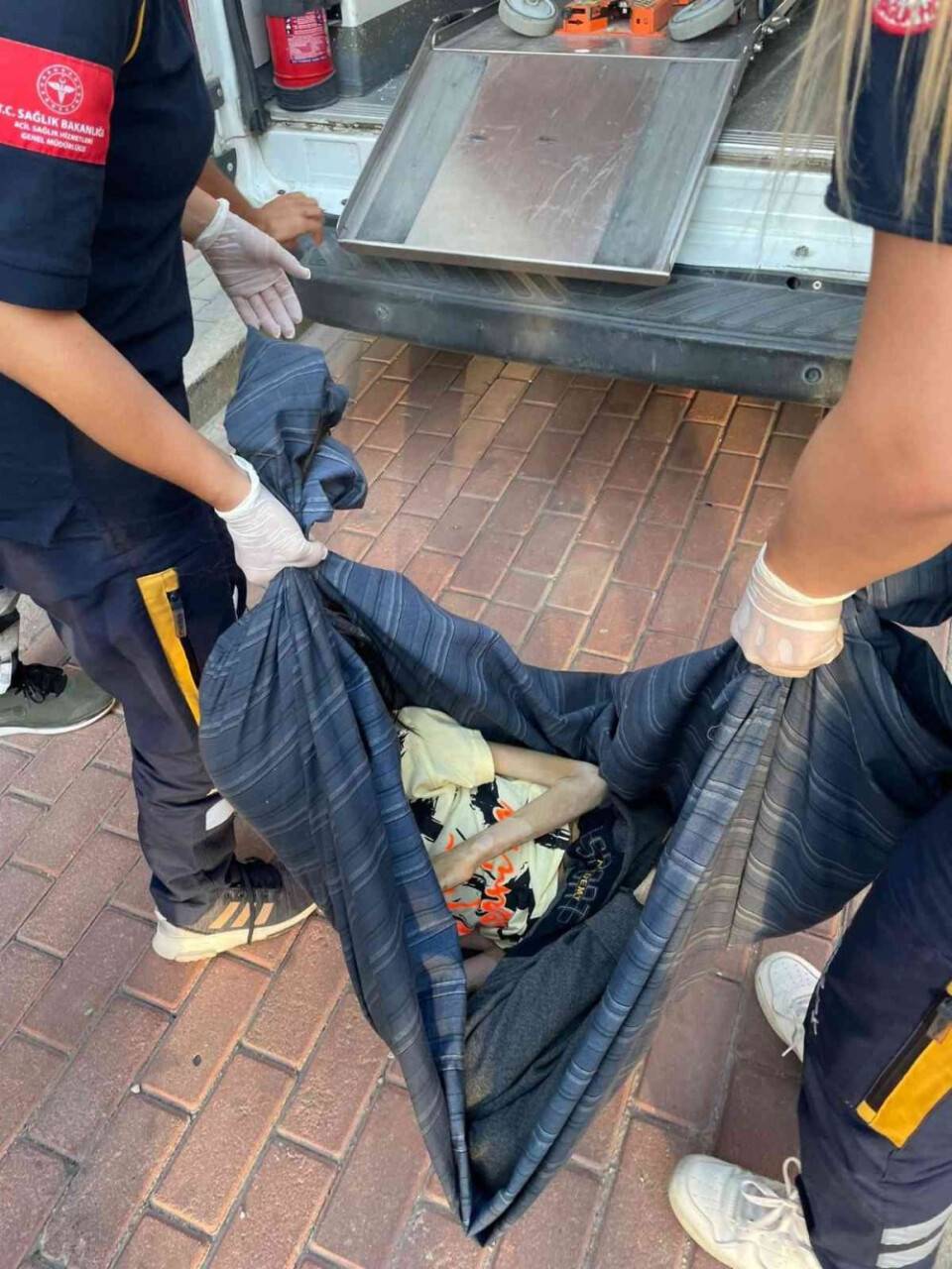 Çöp evde kilitli bulunan çocuk sosyal hizmetlere teslim edildi