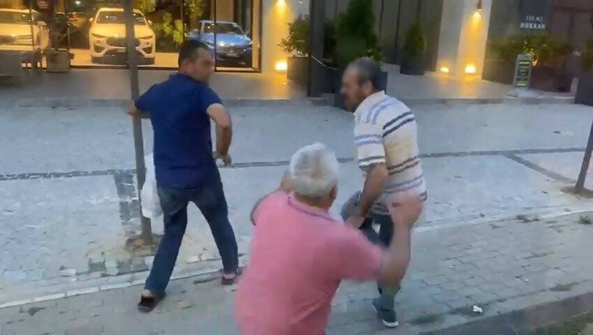 Kadınların ayaklarını çeken kişiye meydan dayağı