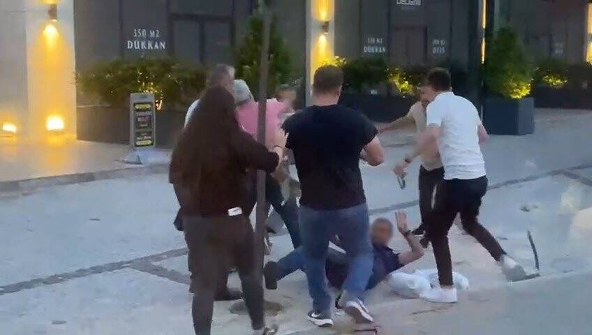 Kadınların ayaklarını çeken kişiye meydan dayağı