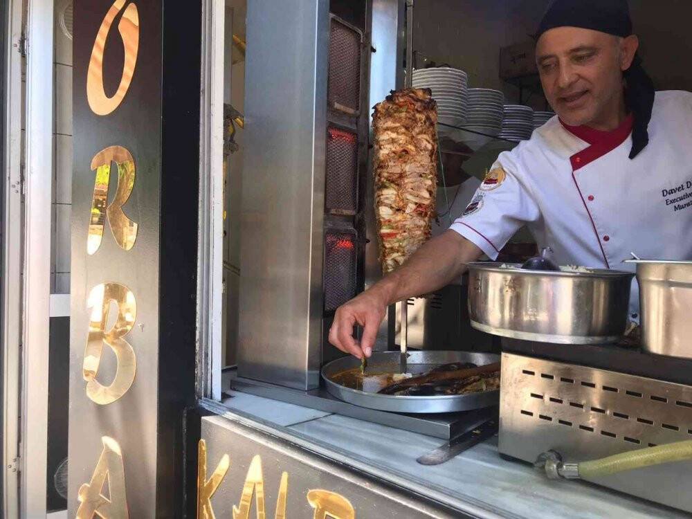 Kedi ‘Döner’ dönercinin maskotu oldu