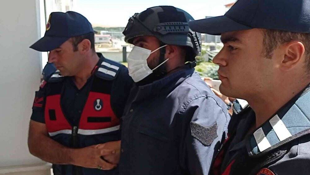 Üç kişinin katili çoban adliyeye çelik yelek ve miğferle çıkartıldı