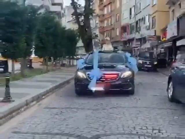 Valinin makam aracı, şehit kardeşinin sünnet arabası oldu