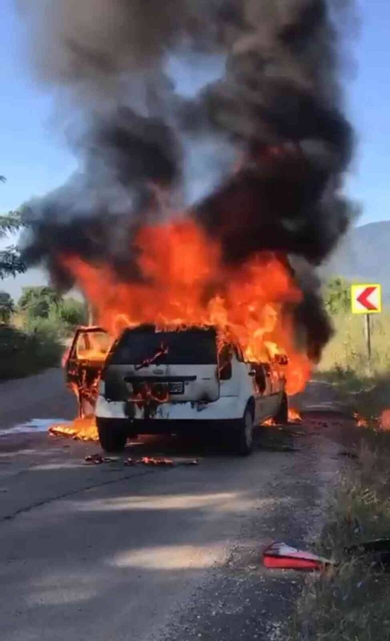 Yanan aracını saniye saniye kayda aldı