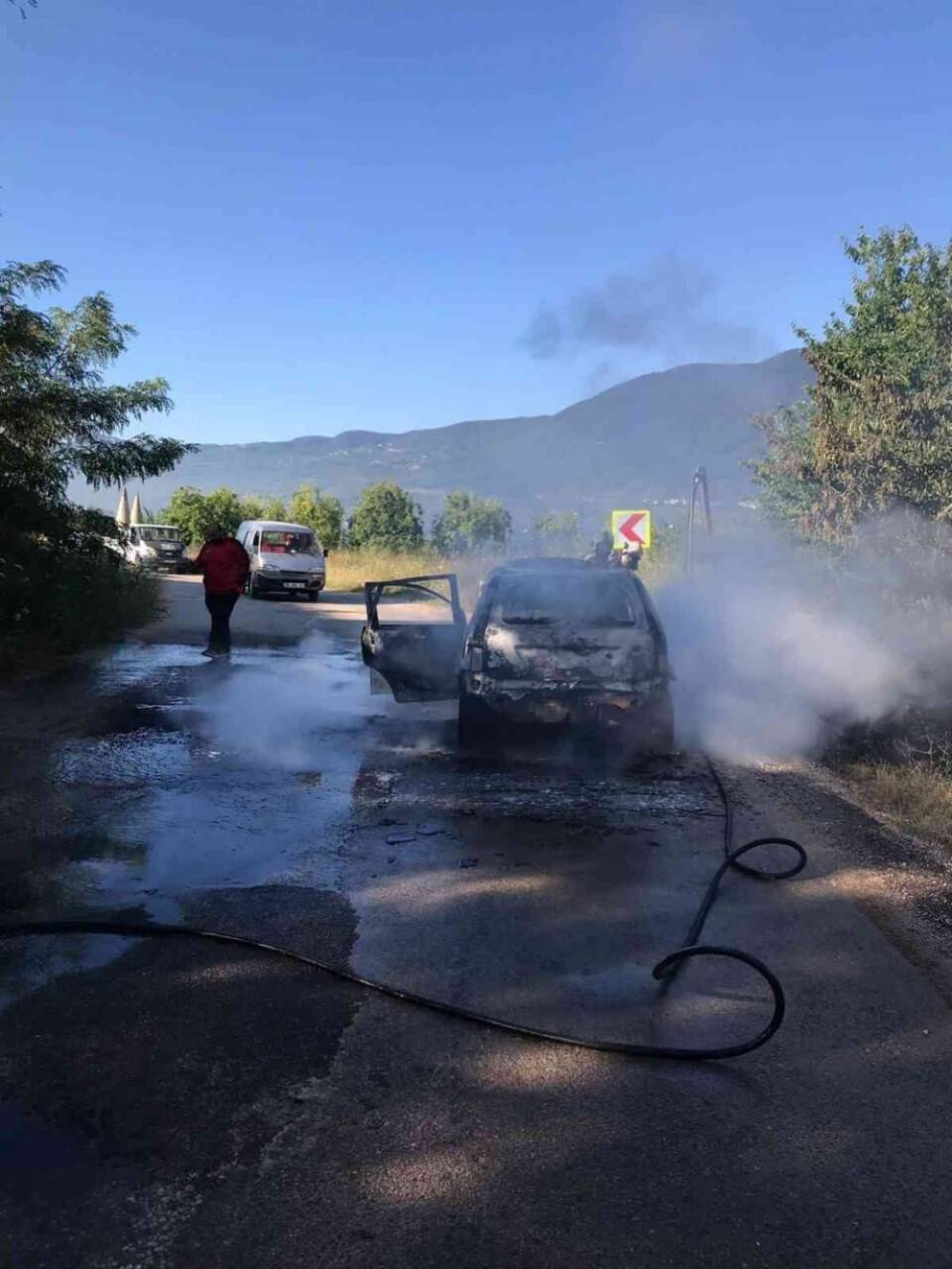 Yanan aracını saniye saniye kayda aldı