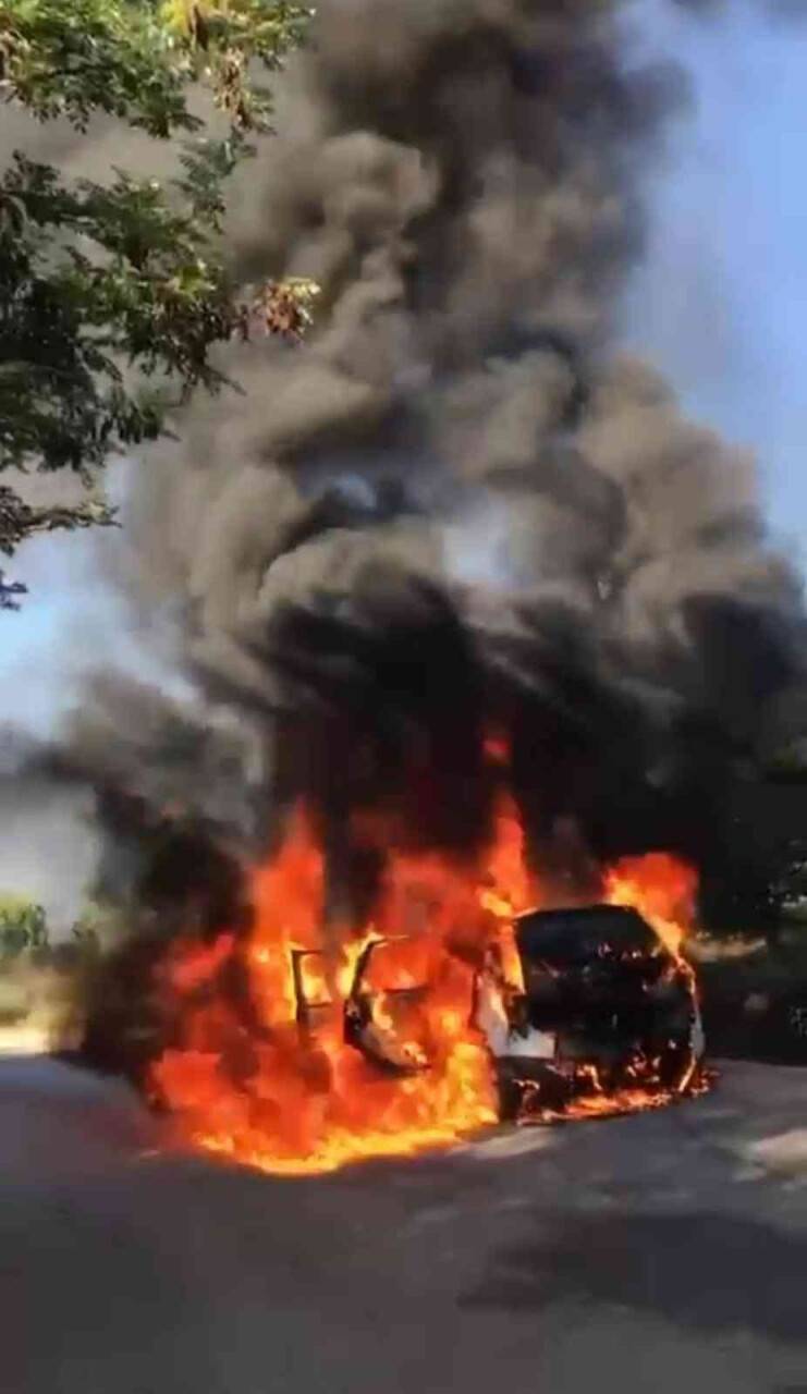 Yanan aracını saniye saniye kayda aldı