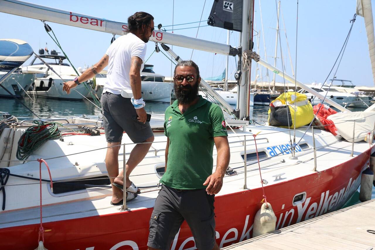 aa-20220726-28506526-28506523-tekneye-taciz-girisiminde-bulunan-yunan-botunu-turk-sahil-guvenlik-botu-uzaklastirdi-1.jpg