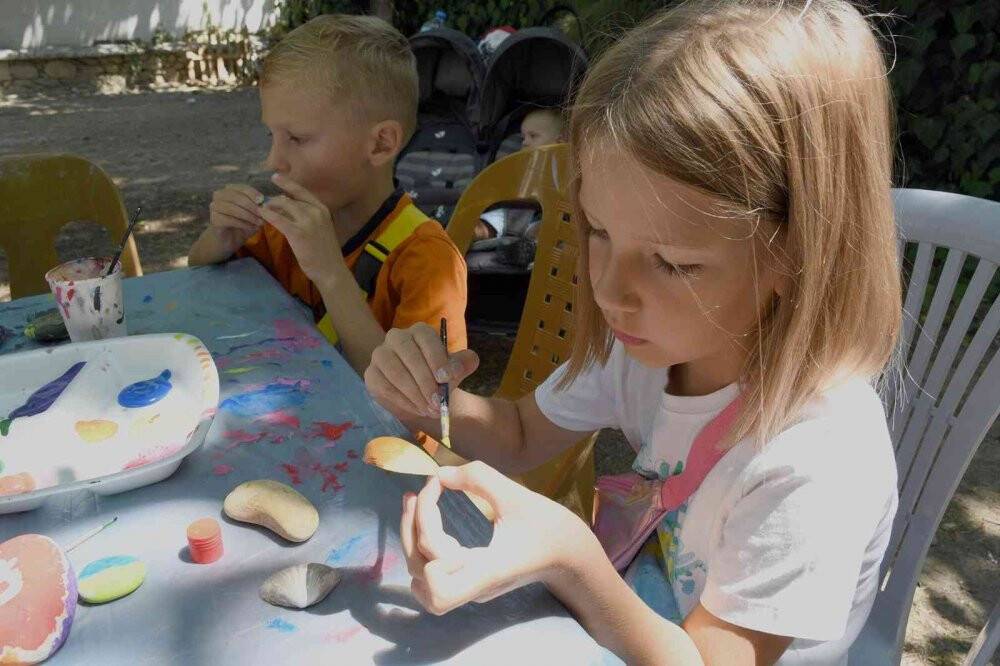 Ukraynalı çocuklar barış için taşları boyadı