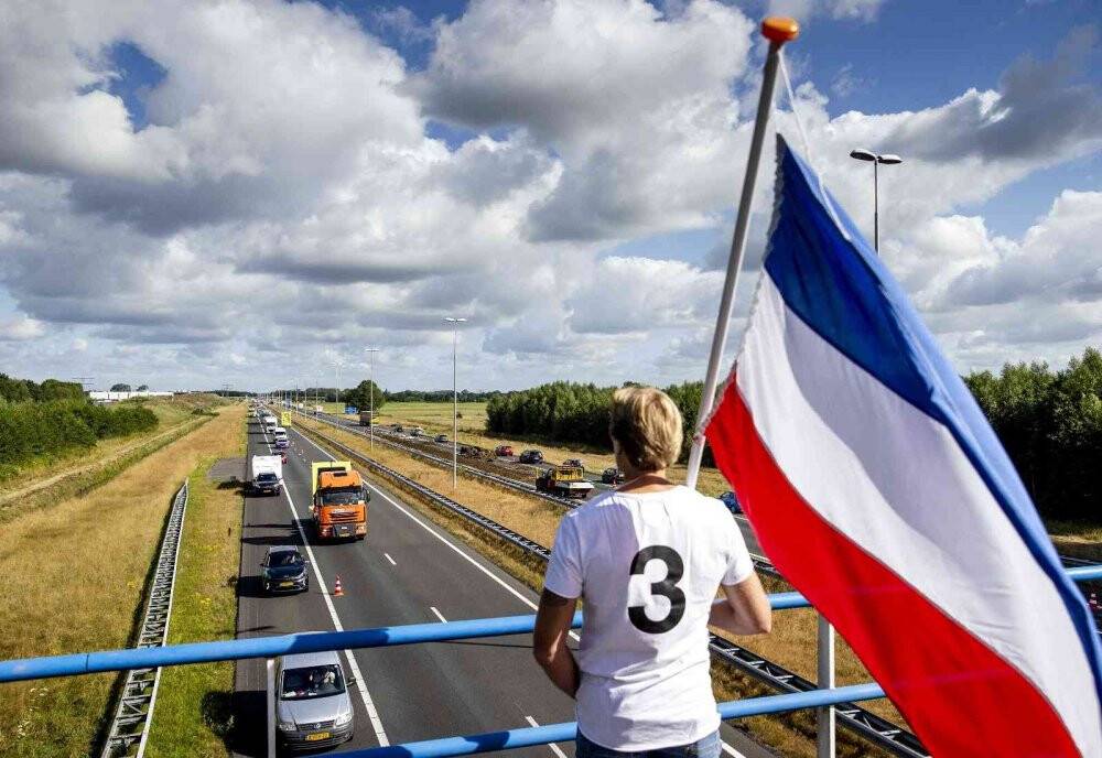 Hollanda’da yol kapatan çiftçiler saman balyalarını ateşe verdi