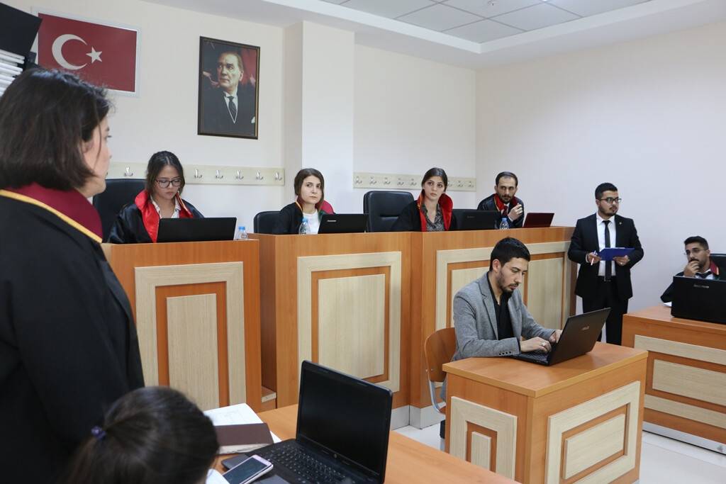 hukuk-fakultesi-sanal-durusma-salonu-1.jpg