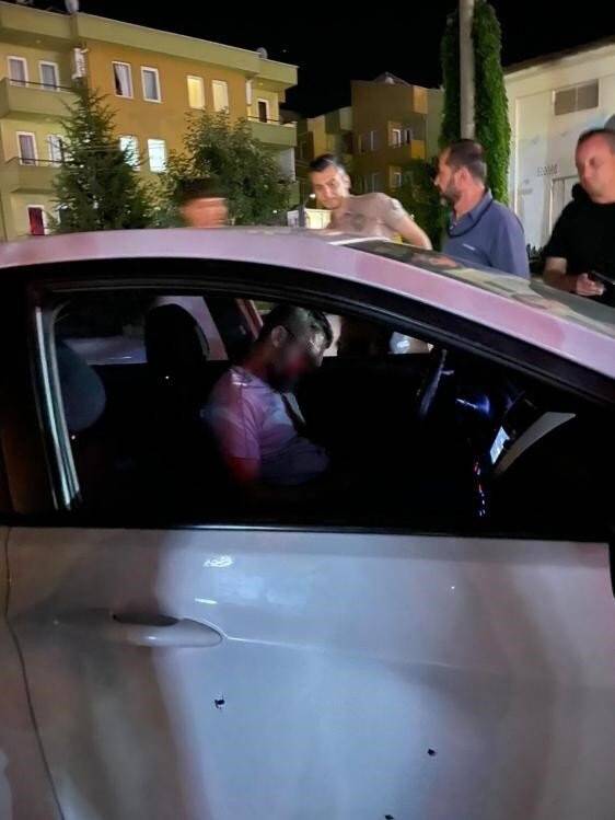 Husumetlisini vurmak isterken kendi başından vuruldu