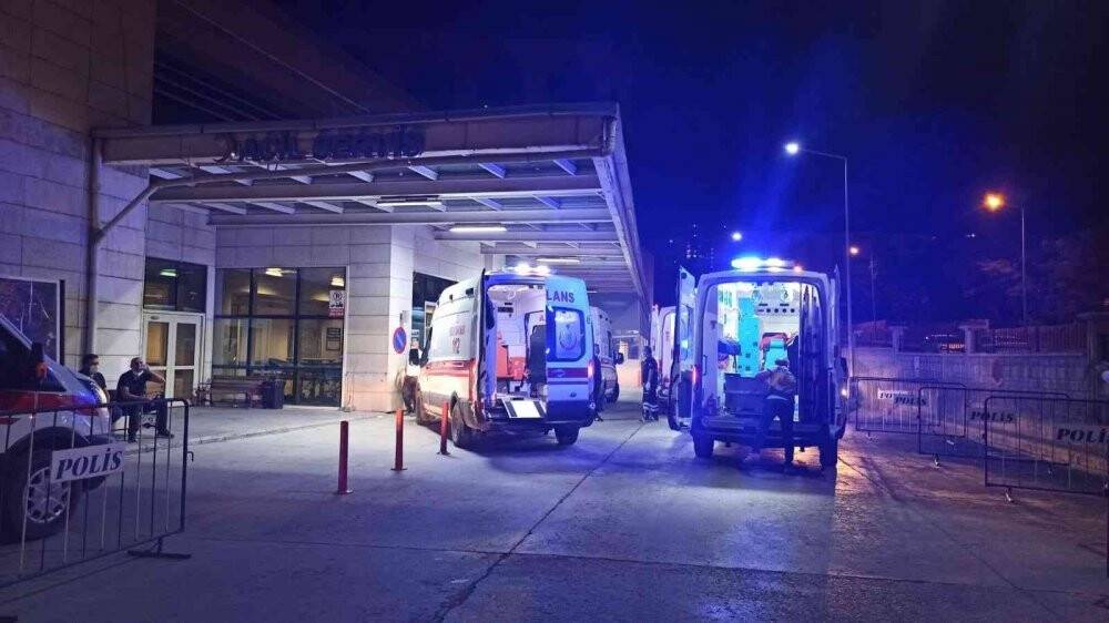 Kamyonet baraj gölüne uçtu: 3’ü çocuk 7 yaralı