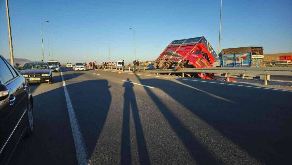 Kayseri’de feci kaza: Kamyonetten fırlayan sürücü öldü