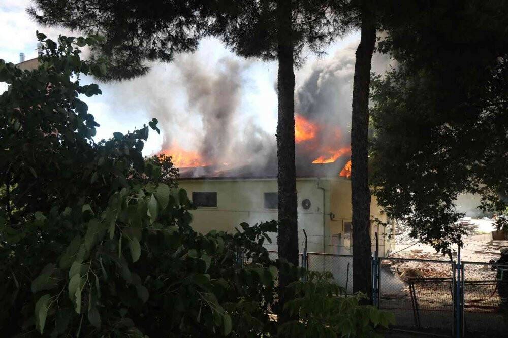 KYK lojmanlarındaki bina alev alev yandı