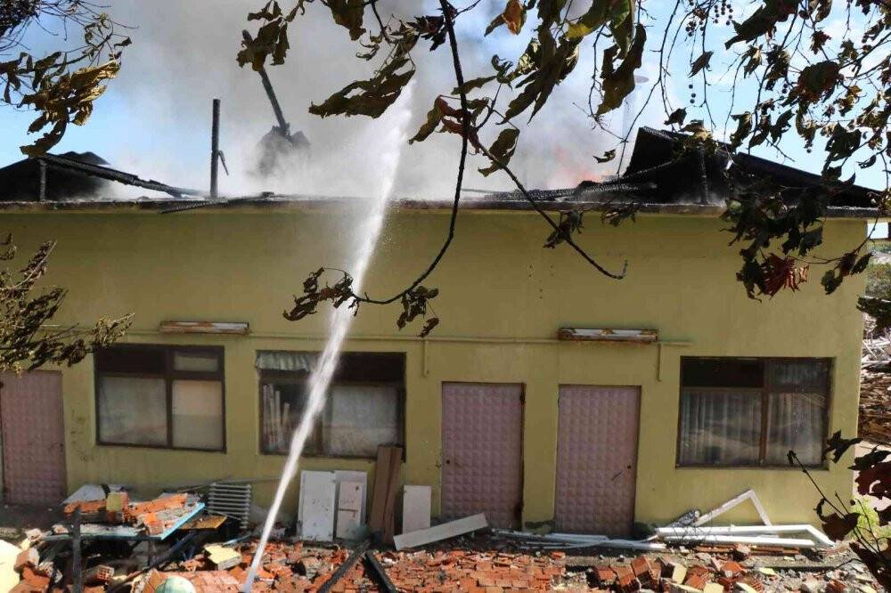 KYK lojmanlarındaki bina alev alev yandı