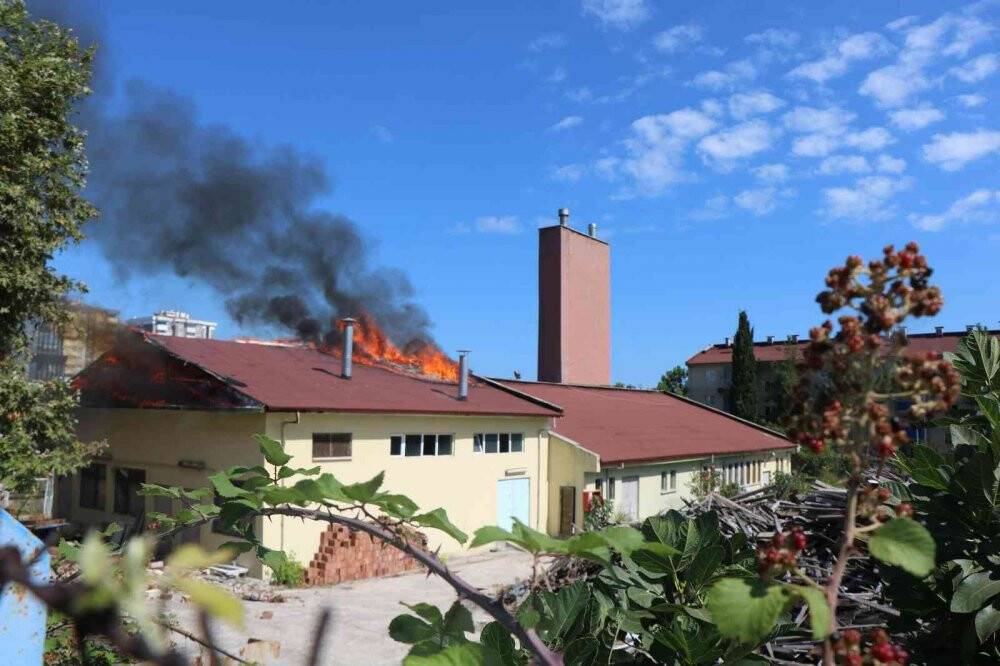 KYK lojmanlarındaki bina alev alev yandı