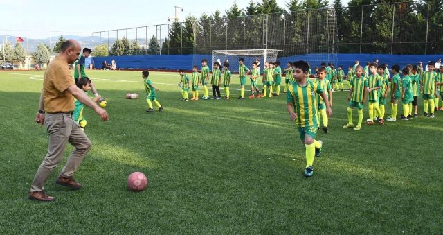 Başkan Oral öğrencilerle futbol oynadı